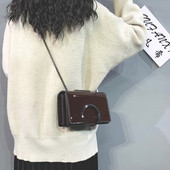 Stílusos női táska fém csattal és hosszú füllel