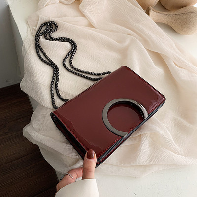 Stílusos női táska fém csattal és hosszú füllel