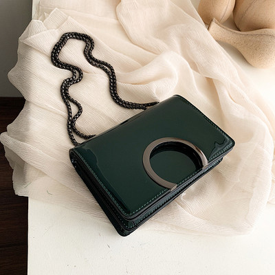 Stílusos női táska fém csattal és hosszú füllel