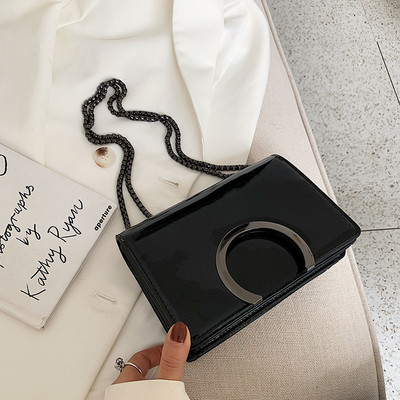 Stílusos női táska fém csattal és hosszú füllel