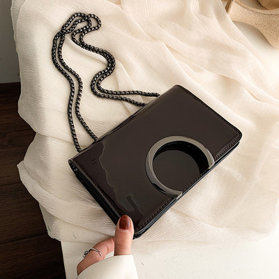 Stílusos női táska fém csattal és hosszú füllel