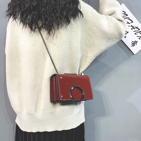 Κομψή γυναικεία τσάντα με μεταλλική αγκράφα και μακριά λαβή