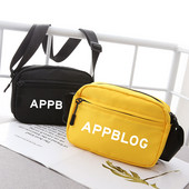 Férfi kis táska felirattal, hosszú füllel