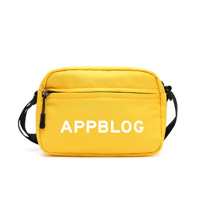 Férfi kis táska felirattal, hosszú füllel