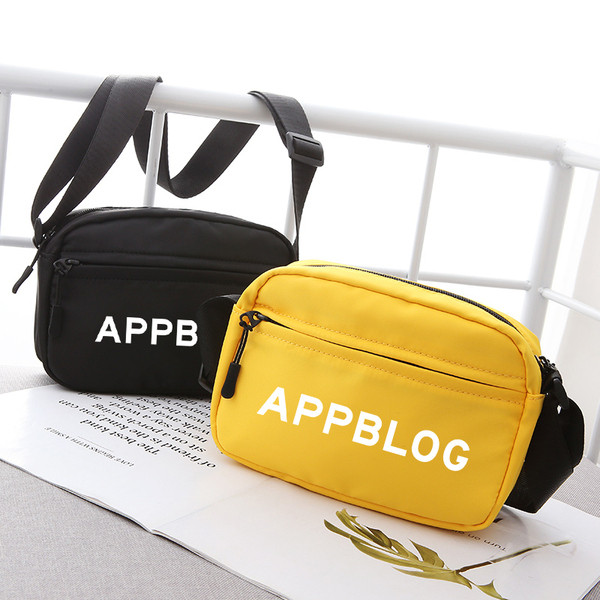 Férfi kis táska felirattal, hosszú füllel