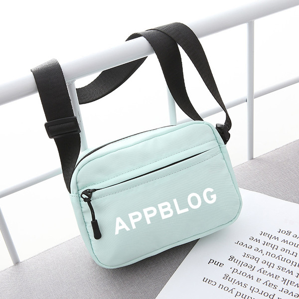 Férfi kis táska felirattal, hosszú füllel