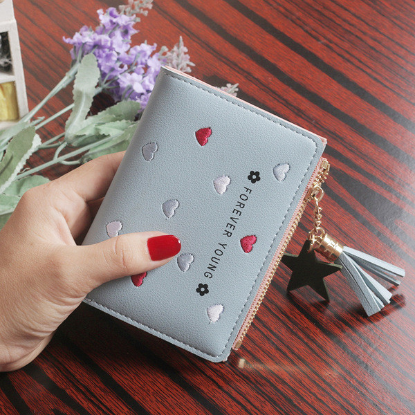 Modern női pénztárca felirattal és hímzéssel