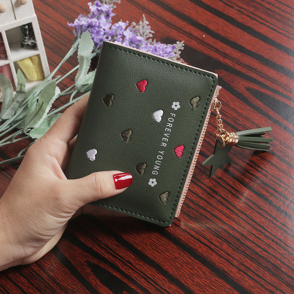 Modern női pénztárca felirattal és hímzéssel