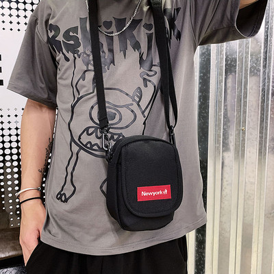 Малка мъжка чанта с емблема и дълга дръжка