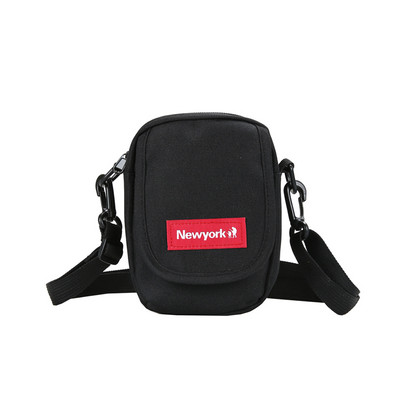 Kisméretű férfi táska emblémával és hosszú füllel