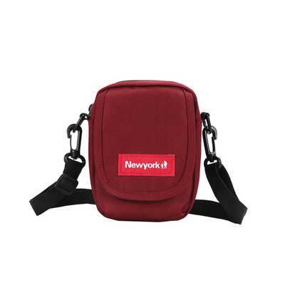 Kisméretű férfi táska emblémával és hosszú füllel