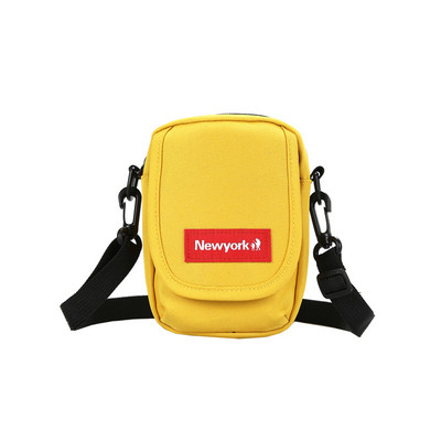 Kisméretű férfi táska emblémával és hosszú füllel