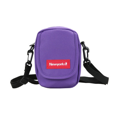 Kisméretű férfi táska emblémával és hosszú füllel