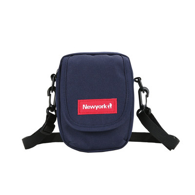 Kisméretű férfi táska emblémával és hosszú füllel