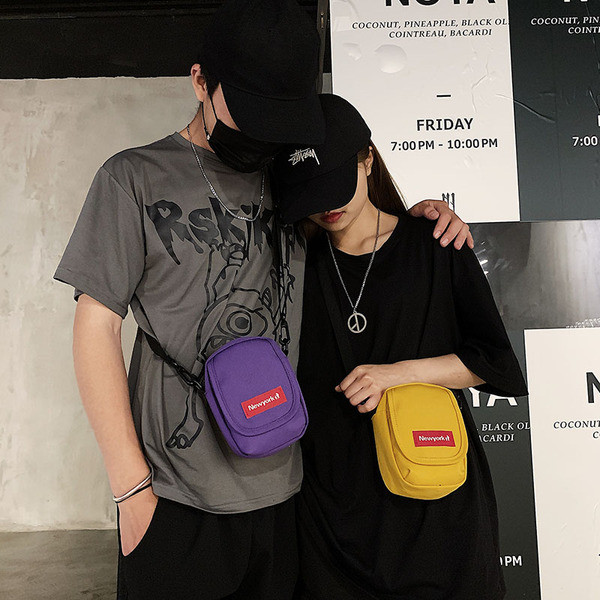 Kisméretű férfi táska emblémával és hosszú füllel