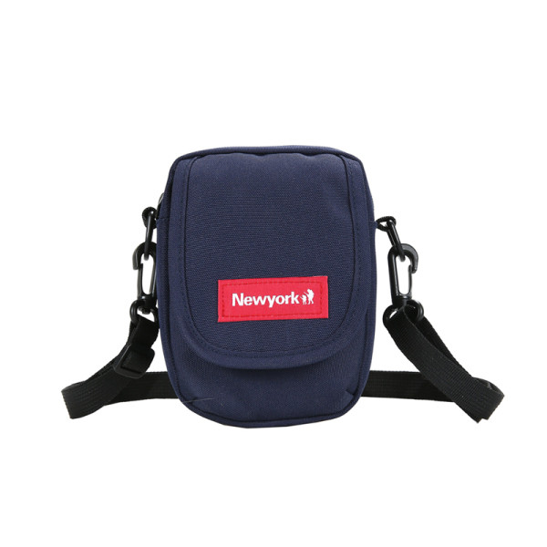 Kisméretű férfi táska emblémával és hosszú füllel