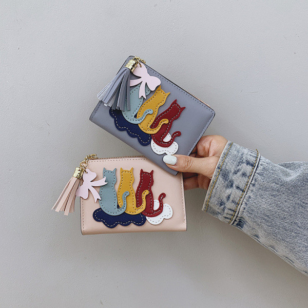 Kis pénztárca rátéttel és bojttal