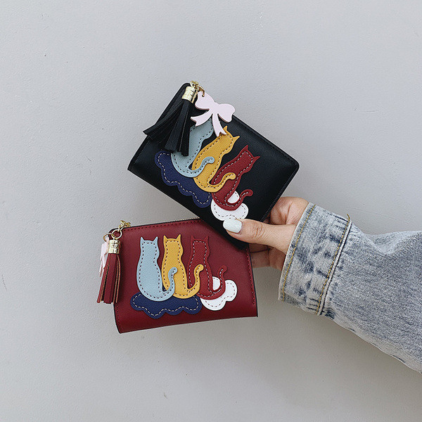 Kis pénztárca rátéttel és bojttal