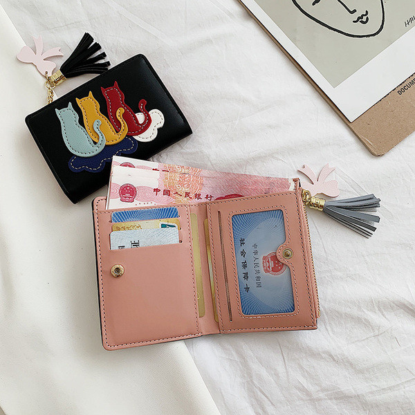 Kis pénztárca rátéttel és bojttal