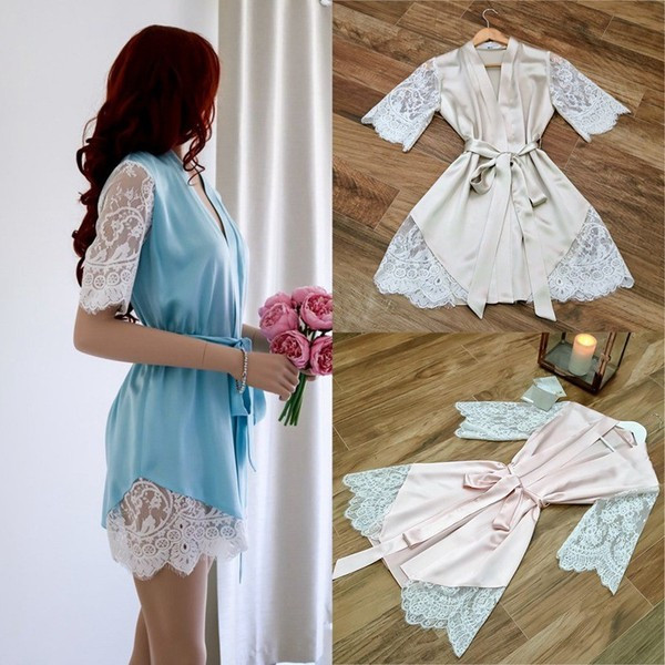 Moodne naiste hommikumantel pitselementide ja vööga