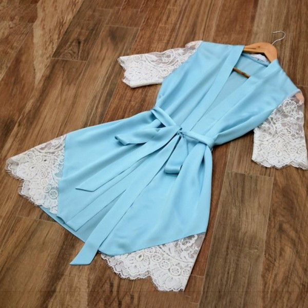 Moodne naiste hommikumantel pitselementide ja vööga