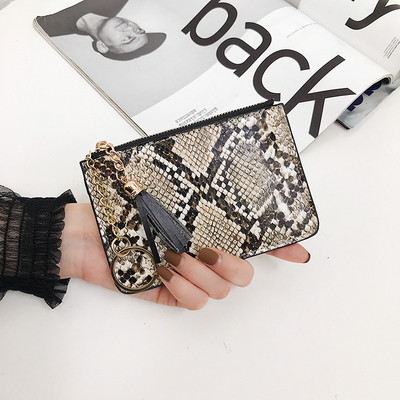 Aktuális női pénztárca kígyómintával és bojttal