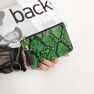 Aktuális női pénztárca kígyómintával és bojttal