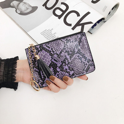 Aktuális női pénztárca kígyómintával és bojttal