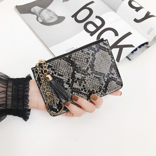 Aktuális női pénztárca kígyómintával és bojttal