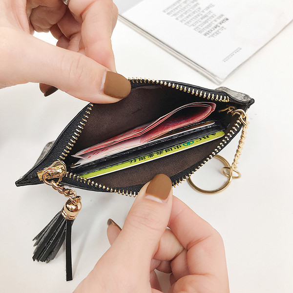 Aktuális női pénztárca kígyómintával és bojttal