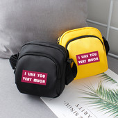 Mindennapi férfi táska felirattal