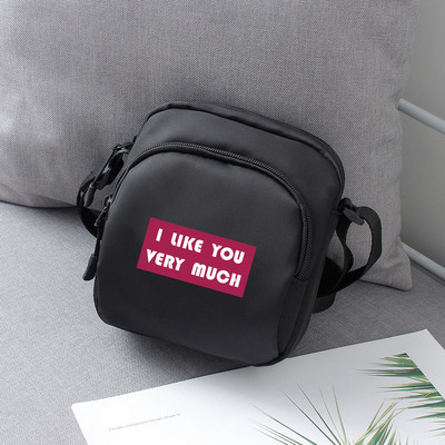 Mindennapi férfi táska felirattal