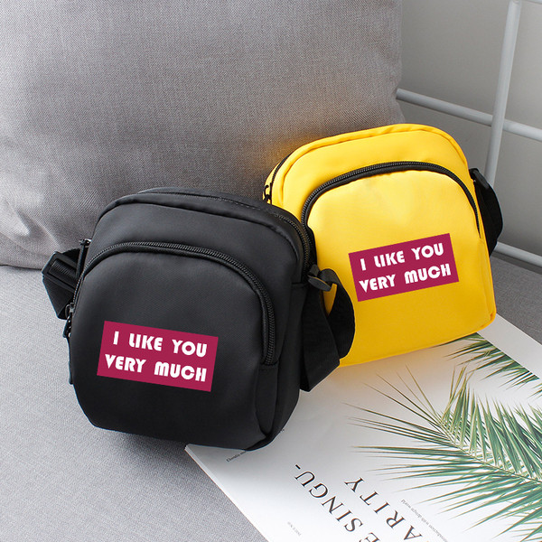 Mindennapi férfi táska felirattal