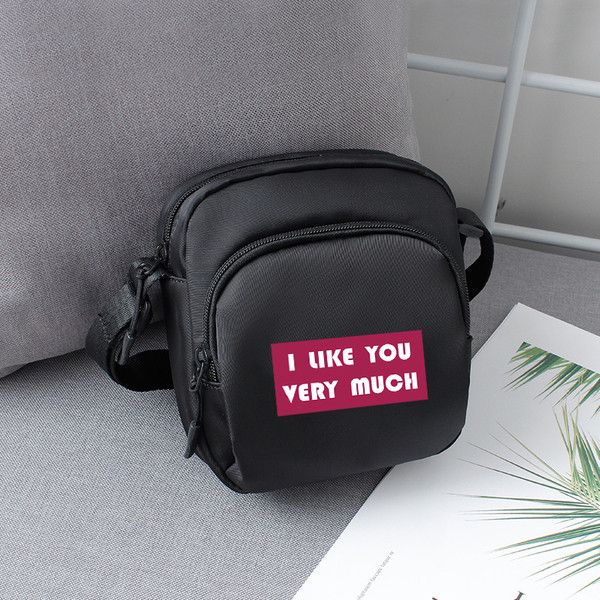 Mindennapi férfi táska felirattal