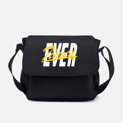 Férfi mindennapi táska felirattal és hosszú füllel