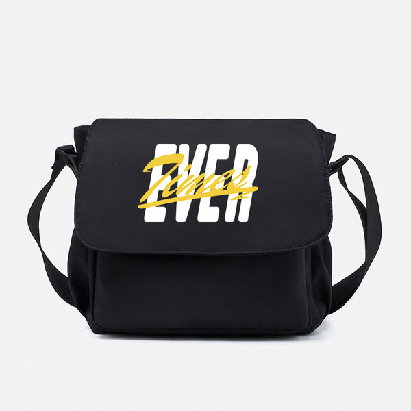 Férfi mindennapi táska felirattal és hosszú füllel