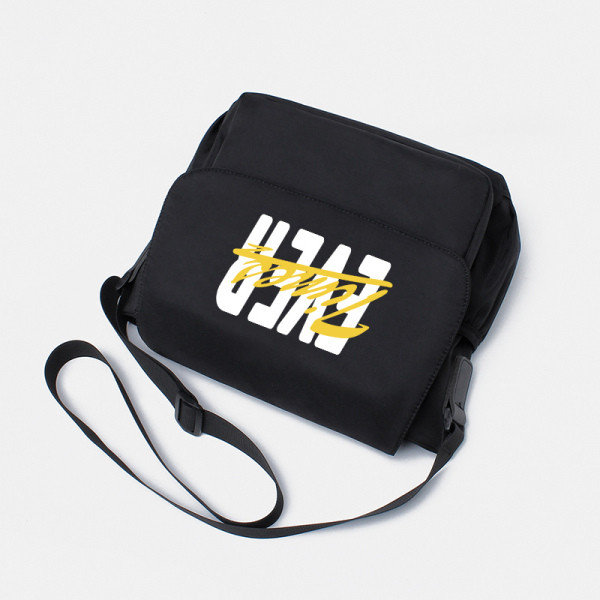 Férfi mindennapi táska felirattal és hosszú füllel