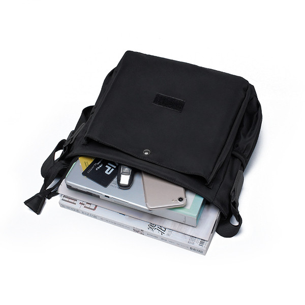 Férfi mindennapi táska felirattal és hosszú füllel