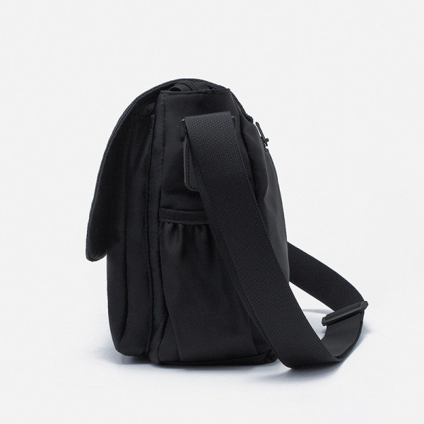 Mindennapi férfi táska rátéttel és hosszú füllel