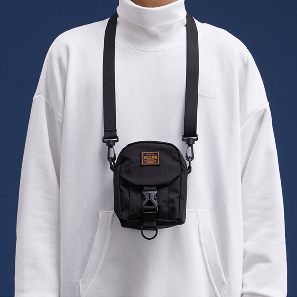 Férfi kis táska hosszú füllel és csattal