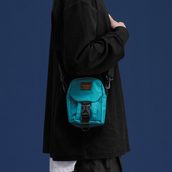 Férfi kis táska hosszú füllel és csattal