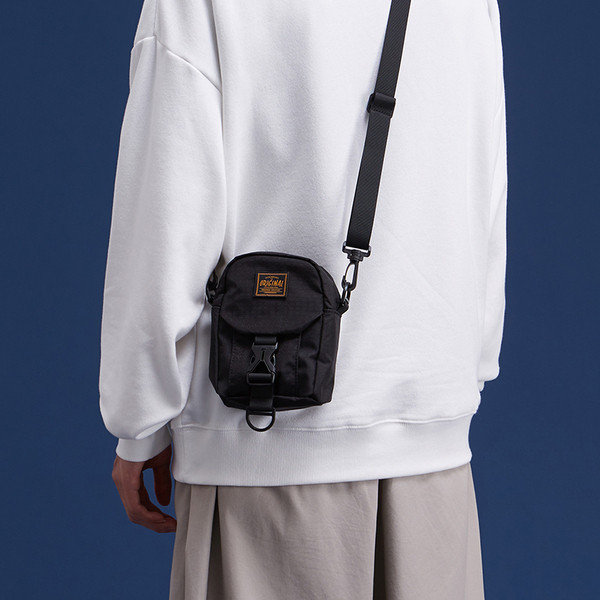 Férfi kis táska hosszú füllel és csattal