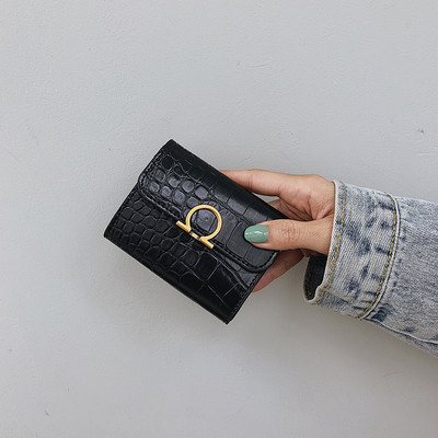 Γυναικείο πορτοφόλι από οικολογικό δέρμα με ανάγλυφο κάλυμμα και μεταλλική διακόσμηση