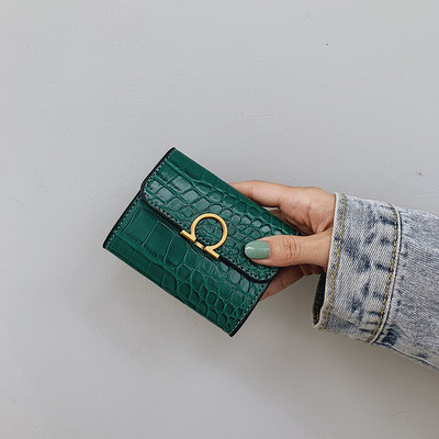 Γυναικείο πορτοφόλι από οικολογικό δέρμα με ανάγλυφο κάλυμμα και μεταλλική διακόσμηση