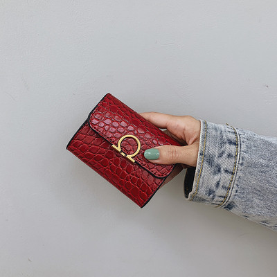 Γυναικείο πορτοφόλι από οικολογικό δέρμα με ανάγλυφο κάλυμμα και μεταλλική διακόσμηση