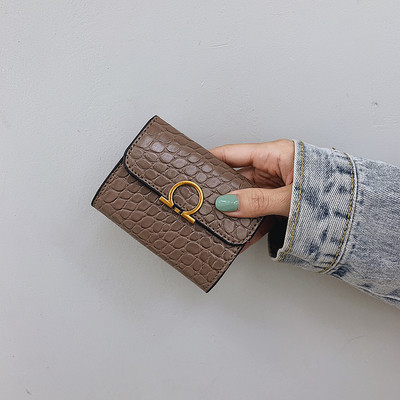 Γυναικείο πορτοφόλι από οικολογικό δέρμα με ανάγλυφο κάλυμμα και μεταλλική διακόσμηση