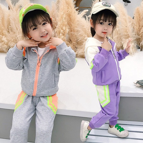 Modern gyerek tréningruha lányoknak