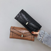 Női bőr pénztárca dombornyomott huzattal, fém díszítéssel