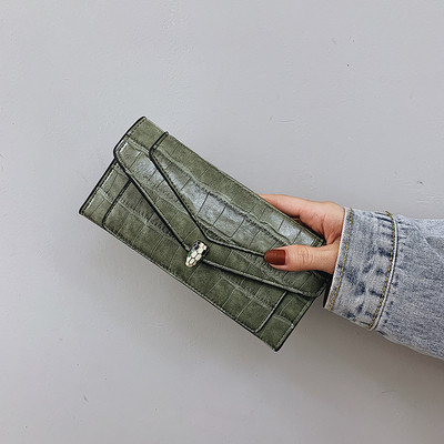 Női bőr pénztárca dombornyomott huzattal, fém díszítéssel