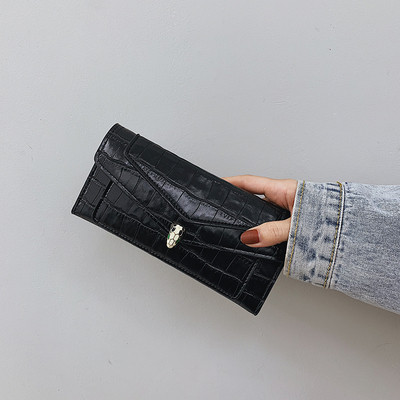 Női bőr pénztárca dombornyomott huzattal, fém díszítéssel